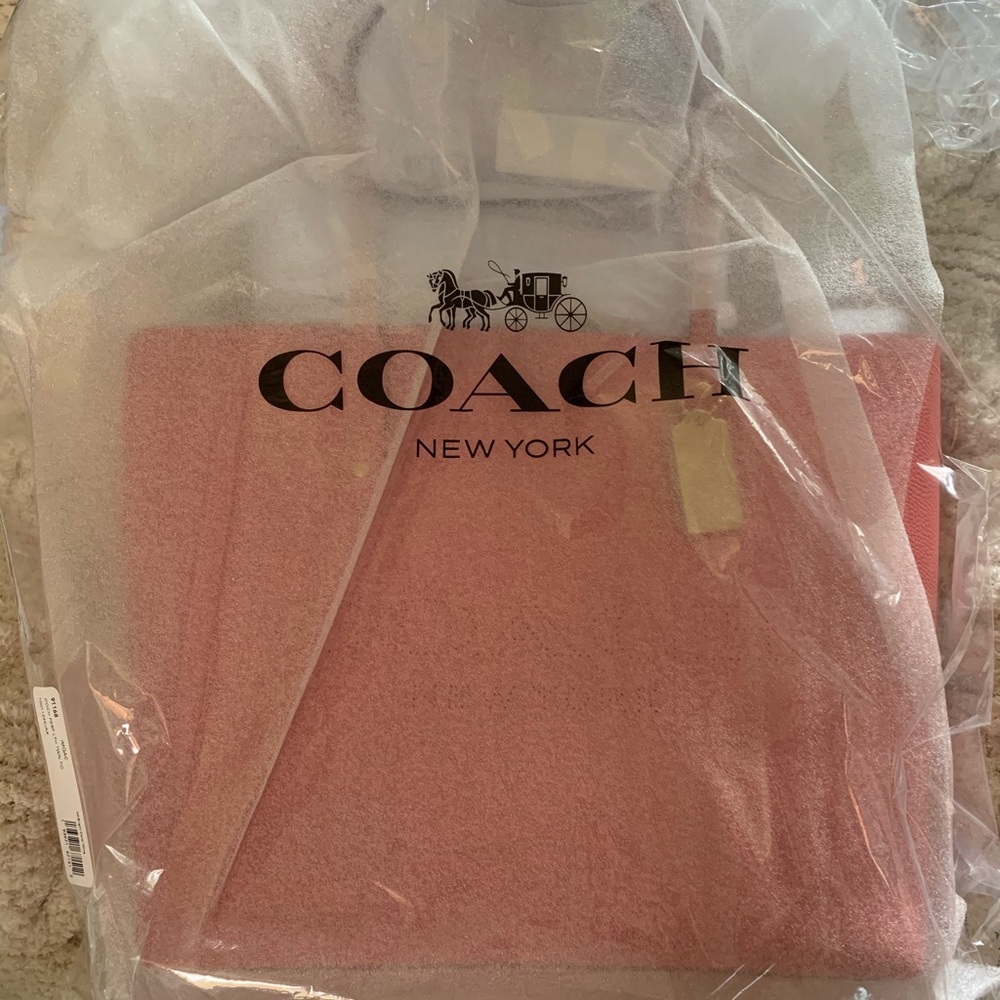 🎉SOLD🎉 NEW Coach Town Tote With Coach Print - Picture 4 of 5